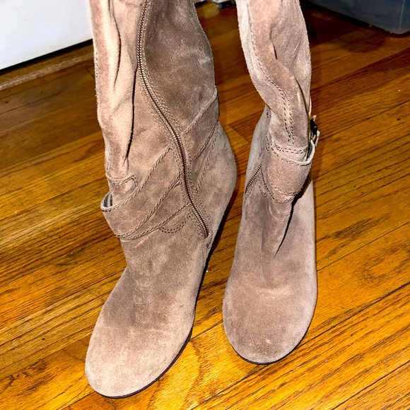 Bcbgeneration suede tall boots in sand color with brown wedge size 7.5 - Picture 2 of 5